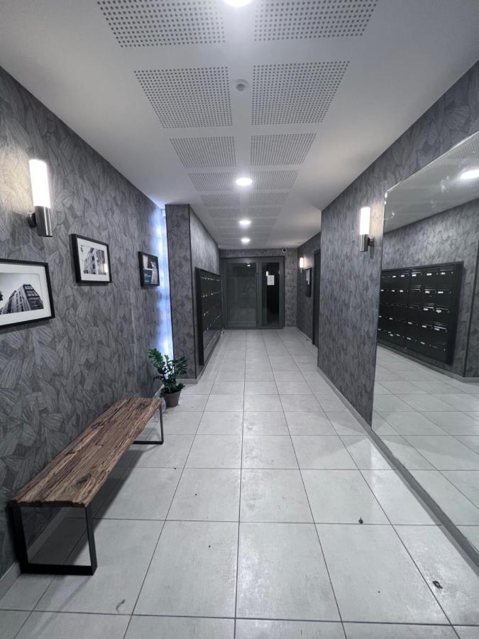 Chambre Individuelle Dans Un Appartement A 37 De Champs Elysees Sartrouville Exterior photo