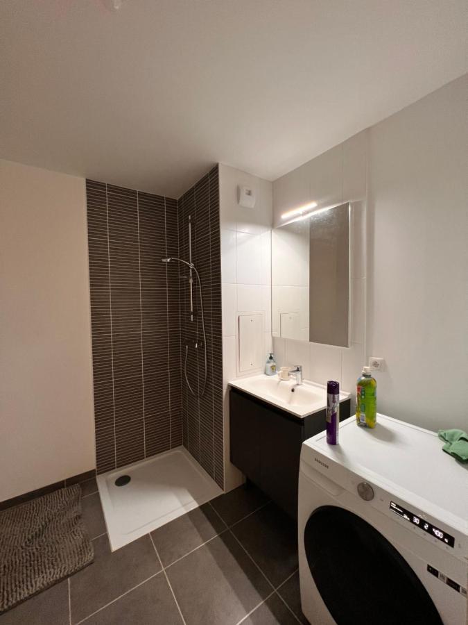 Chambre Individuelle Dans Un Appartement A 37 De Champs Elysees Sartrouville Exterior photo
