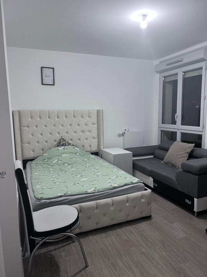 Chambre Individuelle Dans Un Appartement A 37 De Champs Elysees Sartrouville Exterior photo