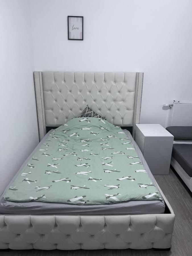 Chambre Individuelle Dans Un Appartement A 37 De Champs Elysees Sartrouville Exterior photo